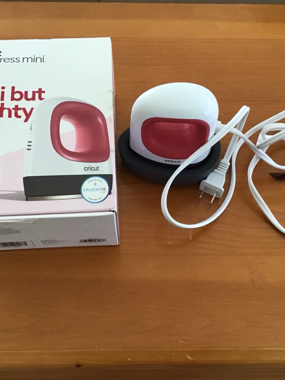 Cricut EasyPress Mini in White and Pink - Picture 8 of 8